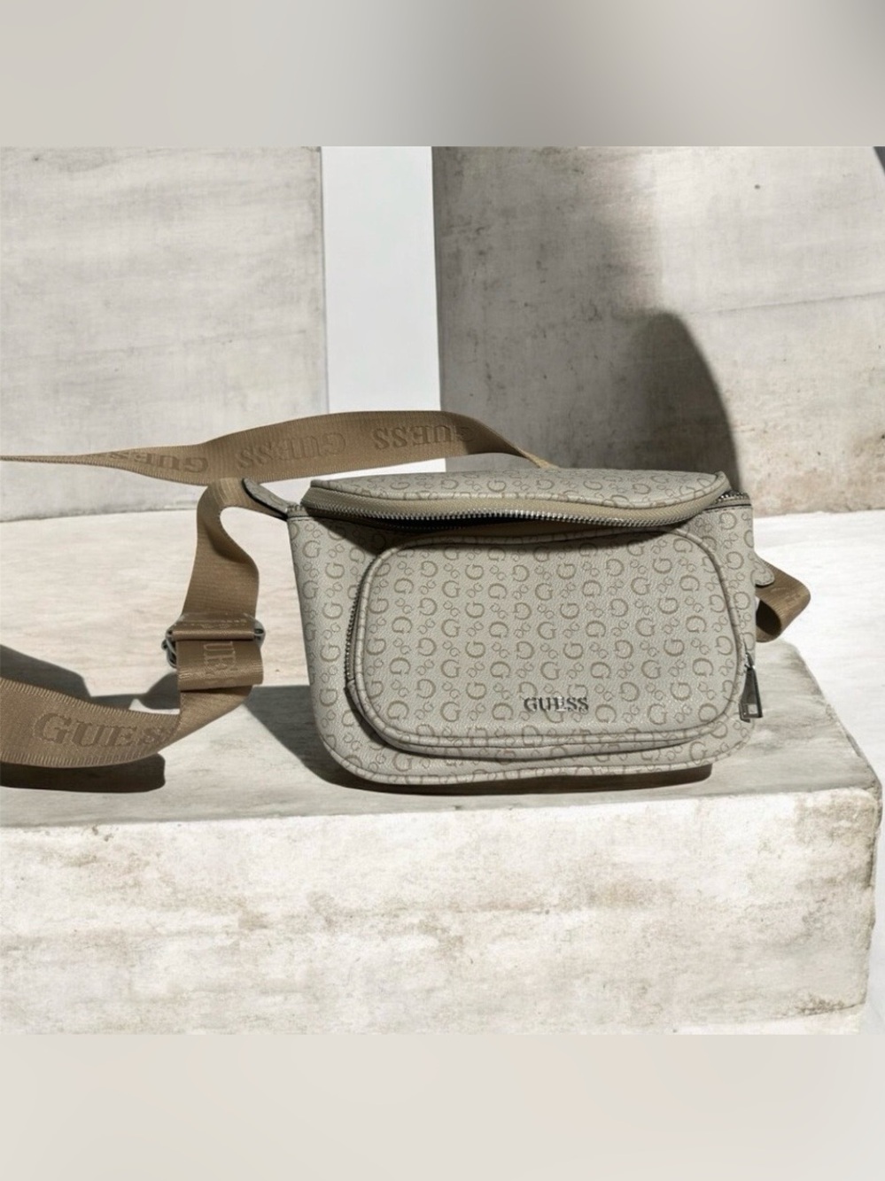 Guess Taupe Logo Print
Crossbody Bag